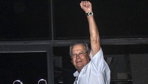 Uma rocha chamada Zé Dirceu 1 Ze Dirceu braço erguido