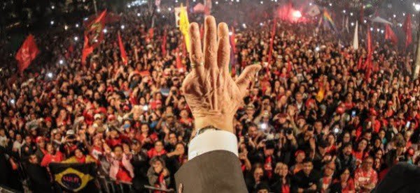 “PREFIRO SER UM PRESO DIGNO DO QUE SER UM SOLTO RATO” 1 lula curitiba120282 mão quatro dedos Ricardo Stuckert