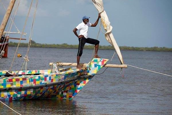 FlipFlopi: Projeto constrói barco de chinelos reciclados e limpa o Quênia do plástico