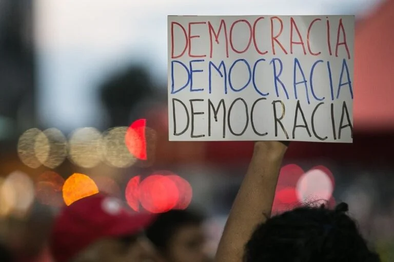 Democracia: Alegria cívica para enfrentar o presente e construir o futuro