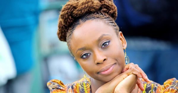 CHIMAMANDA NGOZI ADICHIE: UM NOVO COMPORTAMENTO