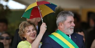 Marisa com guarda chuva facebook lula