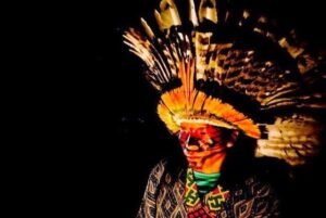 Branco pensa que índio não é gente, que é igual passarinho...