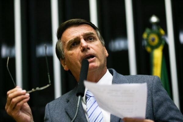 POLÍTICA NA FILA DO SUPERMERCADO