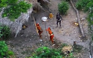 Isolados: Por que há uma centena de povos que querem seguir isolados? Há cerca de uma centena de povos isolados ou não contatados, a maior parte na América do Sul e na Nova Guiné, e em menor número no centro da África e em algumas ilhas do Índico...