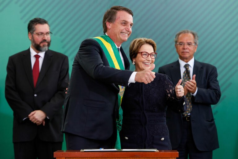 Governo desmonta demarcações indígenas