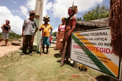 GOVERNO ANUNCIA MINERAÇÃO EM TERRAS INDÍGENAS 2 indigenas em uma regiao onde ocorreu demarcacao de terras indigenas em porto seguro no estado da bahia no brasil