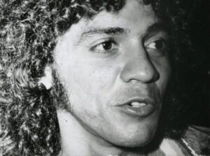 "EU DESISTO, NÃO EXISTE ESSA MANHÃ QUE EU PERSEGUIA..."