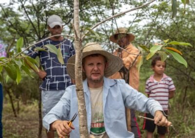 Capa: Desde que foi morar em Exu, o paranaense Vilmar Lermer (no centro da foto, de chapéu e camisa azul)  transformou sua área de dez hectares num oásis em meio ao sertão pernambucano. (Foto: Divulgação)