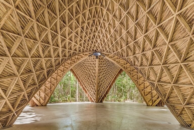 ARQUITETOS USAM TECNOLOGIA E ANCESTRALIDADE PARA CRIAR TEMPLO DE BAMBU
