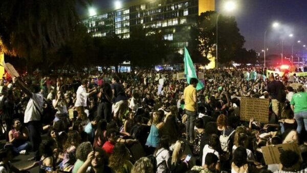 "Se o mundo andar pra trás vou escrever num cartaz a palavra REBELDIA"