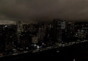 Forest fires cause São Paulo city to turn dark