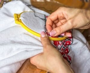 As mãos de minha mãe tecendo(...) É o que basta: uma oferenda à porta aberta