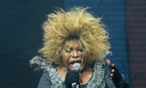 ELZA: "É PRECISO LUTAR, GRITAR, IR PRAS RUAS!"