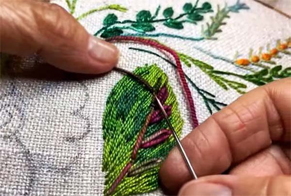 mao bordando ponto margaridinha pqn