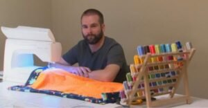 Obstetra confecciona à mão mantas para cobrir os bebês