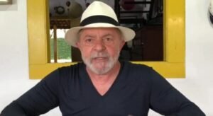 LULA SAI DA CADEIA MAIOR DO QUE ENTROU