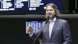 ZECA DIRCEU: COM A DEMOCRACIA NÃO SE BRINCA