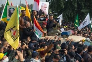milhares de pessoas se juntaram em uma procissao para homenagear o general iraniano qassim suleimani durante seu funeral nas ruas de bagda capital do iraque 157240 article