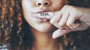 HÁ MULHERES QUE FALAM SILÊNCIO