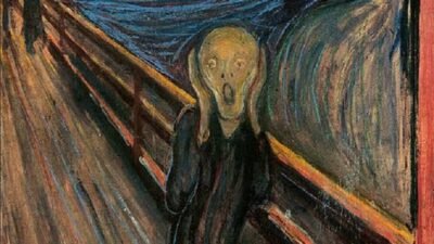 O Grito, pintura de Edvard Munch, mostra uma figura humana de aparência andrógina em primeiro plano, com a boca aberta, olhos arregalados e as mãos junto ao rosto, transmitindo desespero e angústia. Ao fundo, uma ponte de madeira, duas pessoas ao longe e um céu com tons intensos de azul, laranja e vermelho formam uma paisagem de linhas onduladas e aspecto expressivo.