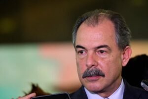 MERCADANTE DÁ AULA DE DEMOCRACIA A BOLSONARO 1 Mercadante metropoles
