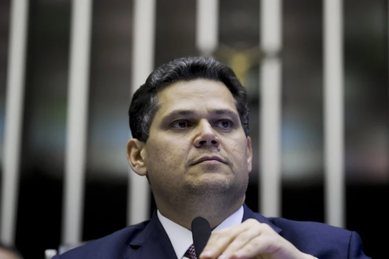 BARRAR O "TERRIVELMENTE EVANGÉLICO": UM ATO CIVILIZATÓRIO