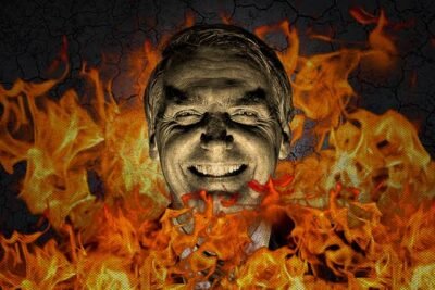 Montagem mostra o ex-presidente Jair Bolsonaro em preto e branco, sorrindo, cercado por chamas em tons de laranja e amarelo.