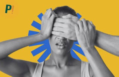 Arte mostra uma mulher em preto e branco com expressão de aflição enquanto mãos cobrem seus olhos e parte do rosto. Ao fundo amarelo, um elemento gráfico azul reforça a ideia de censura e silenciamento.