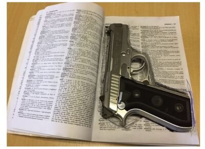 Armas livro e revolver