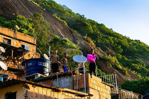 Livro de fotógrafos da Rocinha mostra o cotidiano da comunidade carioca