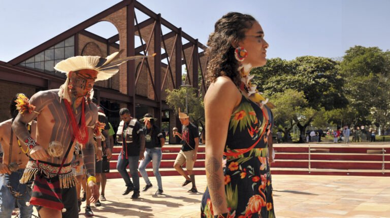 Negros e indígenas crescem 40% nas universidades