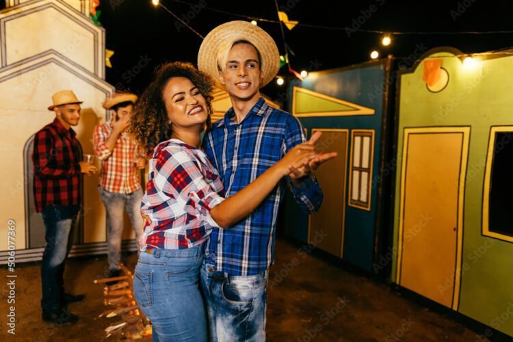 Festa junina no Brasil. Casal dançando forró no arraial da festa junina