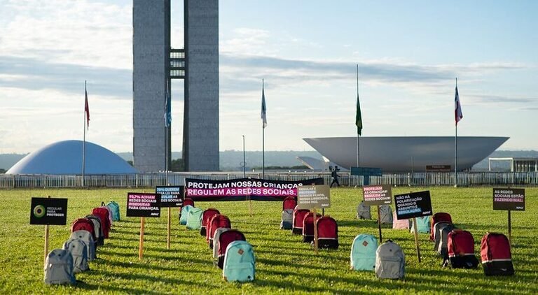 ATO PELO PL DAS FAKE NEWS LEMBRA ATAQUES EM ESCOLAS