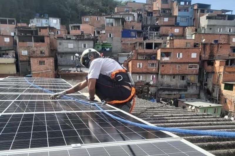 Conheça a primeira favela do Brasil a produzir sua própria energia por meio de placas solares