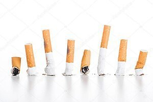 Foto de estúdio de bitucas de cigarro isoladas em branco, pare de fumar conceito