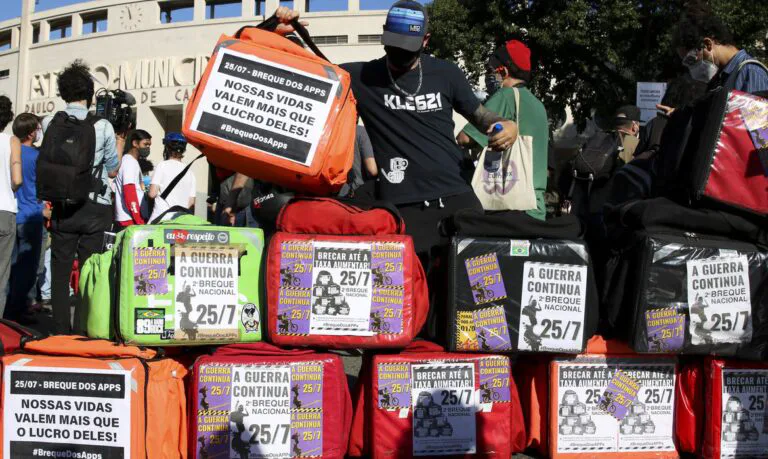 Representantes de motoboys e motoentregadores no Brasil saíram insatisfeitos de uma reunião no Ministério do Trabalho e Emprego, em Brasília, após mais de quatro meses de negociações em um Grupo de Trabalho (GT) instituído pelo governo federal. As partes não conseguiram chegar a um acordo para melhorar as condições de trabalho dos entregadores.