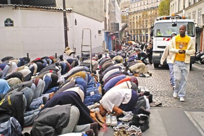 FIÉIS DO MUNDO: MUÇULMANOS SÃO A MAIORIA 2 MUCULMANOS EM ORACAO