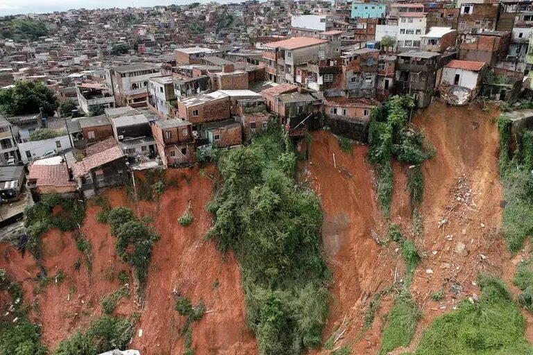 CERCA DE 4 MILHÕES DE BRASILEIROS E BRASILEIRAS VIVEM EM ÁREAS DE RISCO