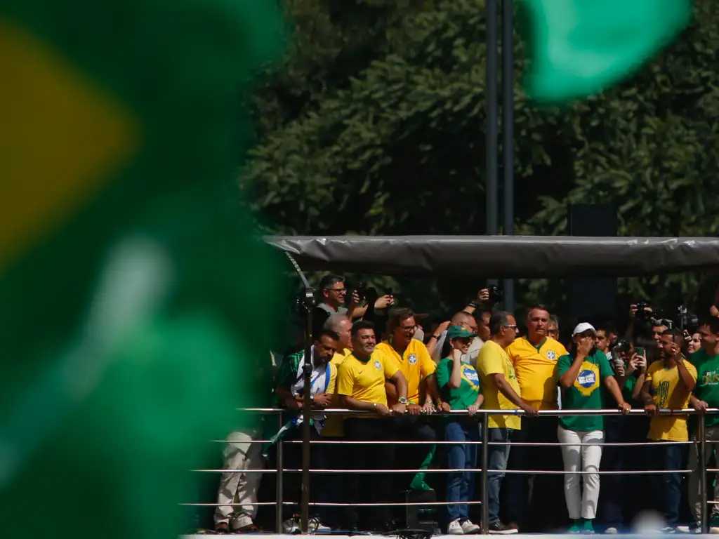 Ato de defesa de Bolsonaro resvala para a confissão de culpa