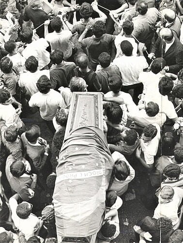enterro do estudante edson luis assassinado em manifestacao contra a ditadura em marco de 1968