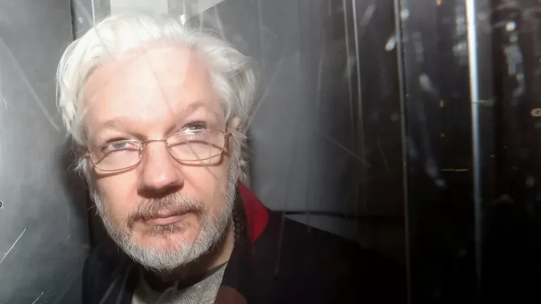 ASSANGE LIVRE: "ESSA LIBERDADE NÃO É SÓ MINHA"