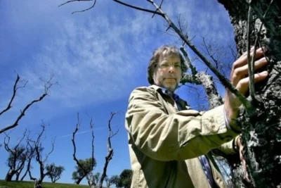 Mia Couto Publico fundo azull