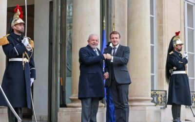 FRANÇA INSUBMISSA: A FRATERNIDADE É VERMELHA 1 Lula e Macrom