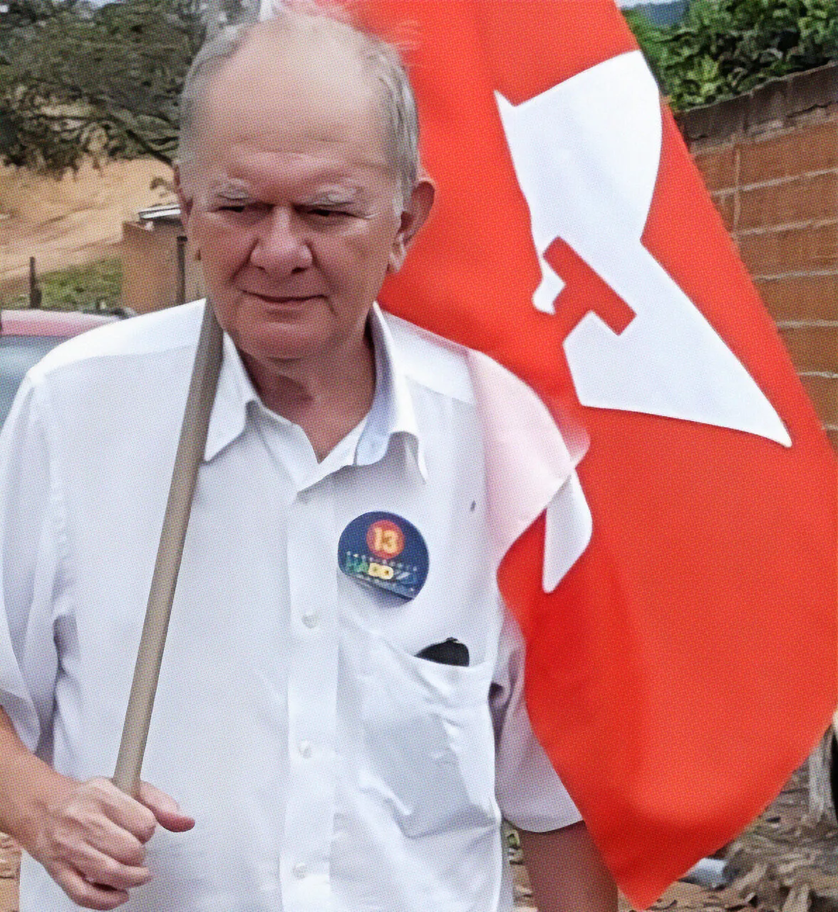 MILITANTE DE ESQUERDA: QUE FIGURA É ESSA? 1 ATHOS PEREIRA COM BANDEIRA scaled