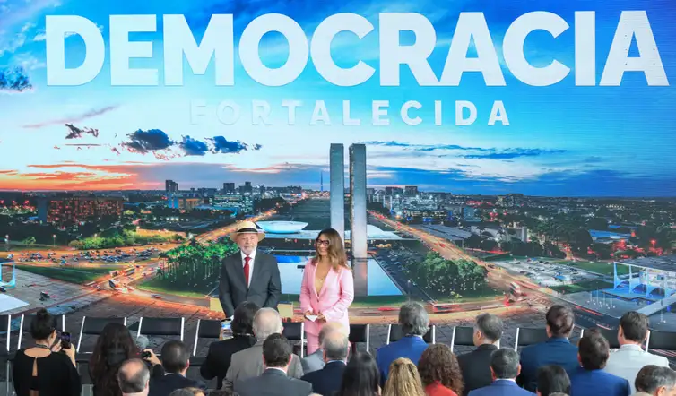 Lula: "Democracia venceu e ainda estamos aqui"