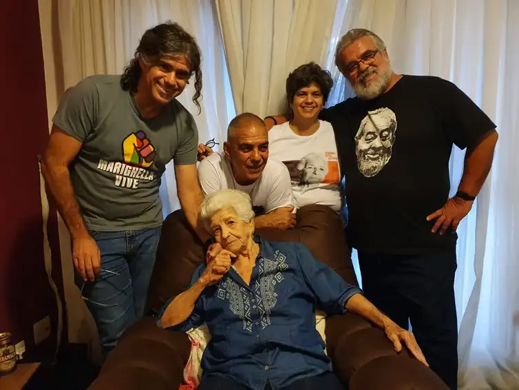 EUNICE PAIVA: UMA MULHER DE MUITAS LUTAS 9 familia de ilda e virgilio. isabel em pe