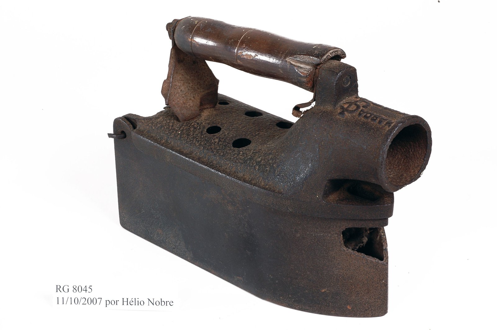 NO DIA INTERNACIONAL DA MULHER: DILE, FERRO QUENTE E POESIA 1 Ferro de Passar 1 06 04 000 08045 00 00 01 Acervo do Museu Paulista da USP scaled