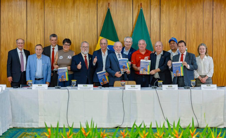 CUT E DEMAIS CENTRAIS SINDICAIS ENTREGAM AO PRESIDENTE LULA PAUTA DA CLASSE TRABALHADORA