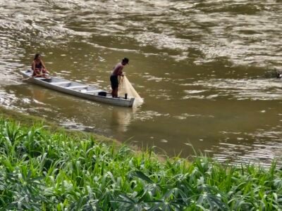 SETEMBRO: FLORES, FERIDAS E O LAMENTO DO RIO